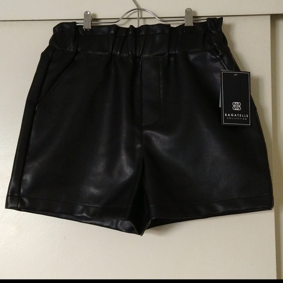 Black faux leather shorts paper bag size medium - Picture 4 of 16